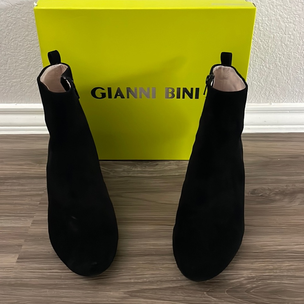 Like new suede Gianni Bini ankle boots. Jaydennn style.